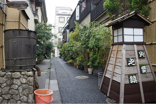 人形町は様々な店舗があり、歴史を感じることが出来ます。路地裏には、下町の情緒があります。